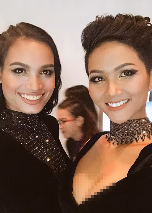 Hoa hậu H'hen Niê khoe vẻ gợi cảm bên H'ăng Niê tại một show diễn thời trang.