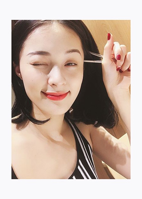 Cách đây không lâu, Hạ Vi bất ngờ viết: "Hôm nay đi ăn món này, thấy hợp khẩu vị lắm, hay tại do đi với người mình có cảm tình". Chia sẻ dấy nghi vấn cô đã có tình mới.