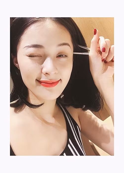 Cách đây không lâu, Hạ Vi bất ngờ viết: "Hôm nay đi ăn món này, thấy hợp khẩu vị lắm, hay tại do đi với người mình có cảm tình". Chia sẻ dấy nghi vấn cô đã có tình mới.