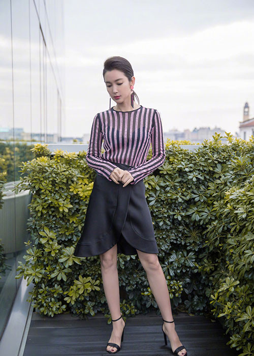 Tham gia sự kiện, nữ diễn viên diện set trang phục gồm áo kẻ sọc kết hợp với chân váy xẻ trước giống hệt bông hoa tulip. Ảnh: Sina