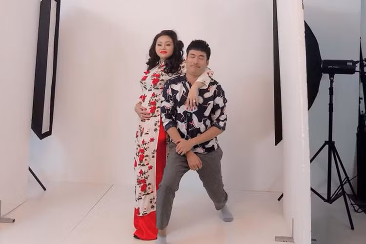 Hình ảnh Lê Giang vui vẻ ở hậu trường chụp ảnh cho một vở kịch Tết.