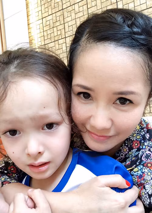 Sao Việt Hồng Nhung chia sẻ: “Anh hai bị đau răng, nhưng khóc vì sợ bệnh viện thì nhiều hơn”.