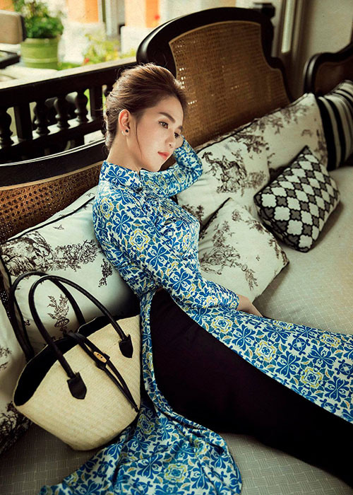 Hình ảnh Ngọc Trinh cuốn hút mọi ánh nhìn trong bộ ảnh áo dài năm 2017.