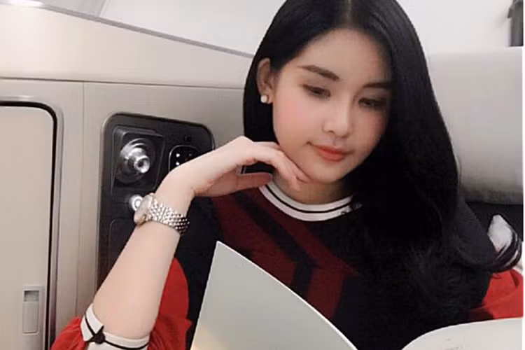 Ngân Anh đáp chuyến bay đến Los Angeles.