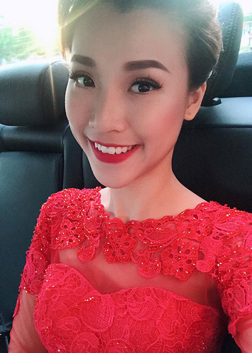 MC Hoàng Oanh diện váy tông đỏ rực rỡ trong ngày đầu tiên đi làm sau năm mới.