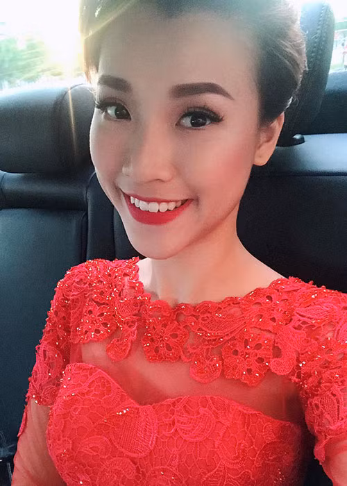 MC Hoàng Oanh diện váy tông đỏ rực rỡ trong ngày đầu tiên đi làm sau năm mới.