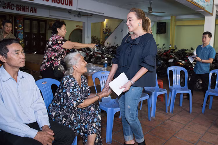 Sao Việt Thanh Hà gửi lời chúc xuân an lành ấm áp đến người hâm mộ.