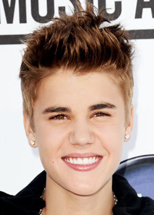 Ngoài cách hành xử đầy nổi loạn, nam ca sĩ sinh năm 1994 này còn dính lùm xùm với không ít các người đẹp.