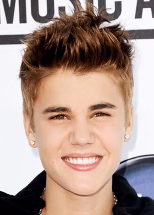 Ngoài cách hành xử đầy nổi loạn, nam ca sĩ sinh năm 1994 này còn dính lùm xùm với không ít các người đẹp.