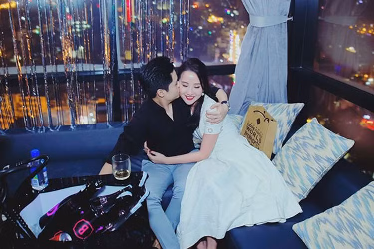 Cặp đôi không ngại tình tứ trong bữa tiệc sinh nhật của Xuân Thảo.