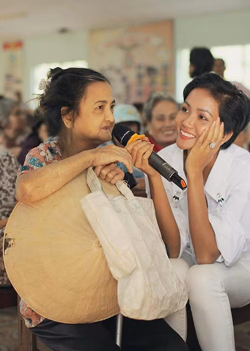 Trong các chuyến đi từ thiện, H'hen Niê luôn giản dị, thân thiện.