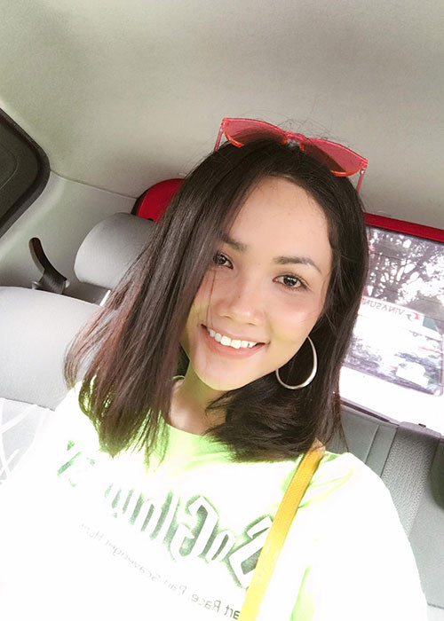 Hoa hậu H'hen Niê sở hữu gương mặt mộc đẹp.