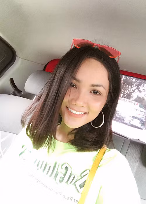 Hoa hậu H'hen Niê sở hữu gương mặt mộc đẹp.