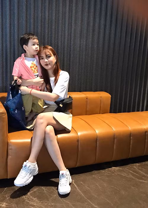 Năm 2014, nữ ca sĩ Thu Thủy làm đám cưới với bạn trai hơn 10 năm. Tuy nhiên, sau 3 năm kết hôn, cô quyết định chia tay chồng đại gia.