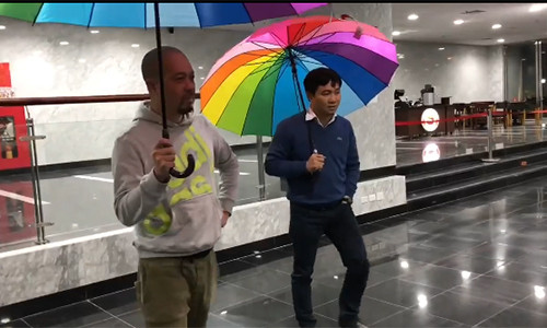 Đạo diễn Đỗ Thanh Hải và NTK Bùi Đức Hùng (trái).