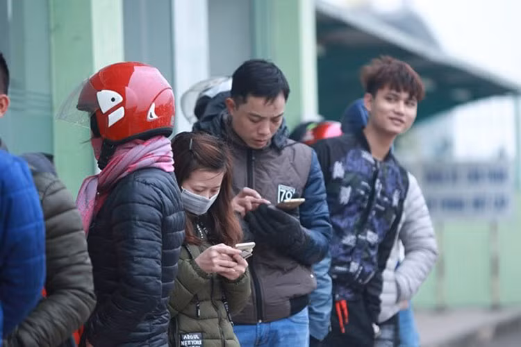 Nhiều công nhân tại đây cho biết, sau ngày 23 tháng Chạp (lễ cúng ông Táo), hầu hết các công ty, xí nghiệp đã chuyển lương, thưởng Tết cho người lao động qua tài khoản ngân hàng. Vì thế, ai cũng muốn tranh thủ rút tiền để mua sắm ít đồ chuẩn bị về quê ăn Tết. Chính vì số lượng người đến rút tiền tăng cao khiến các cây ATM ở khu công nghiệp này luôn trong tình trạng quá tải.