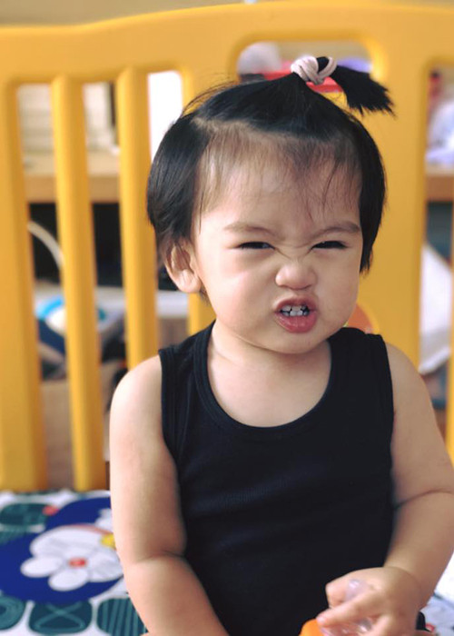 Theo lời Ngọc Lan, bé Phôi rất hay cười và ngoan ngoãn. Hiện tại, cậu nhóc đã mọc 8 chiếc răng.