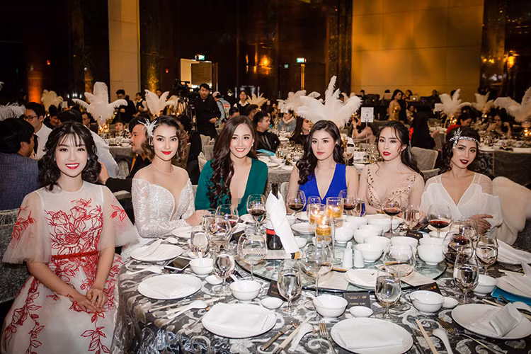 Ngoài Mai Phương Thúy, Hồng Quế, sự kiện diễn ra tối ngày 4/2 ở Hà Nội còn có sự góp mặt của Hoa hậu Đỗ Mỹ Linh, Á hậu Tú Anh, ca sĩ Quỳnh Nga.