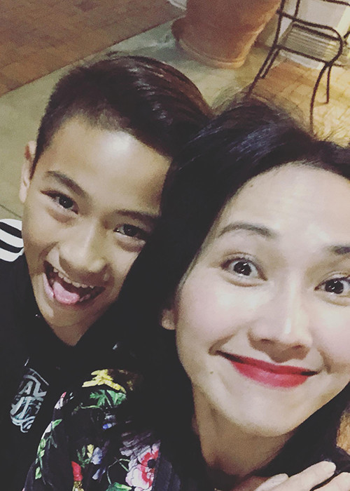 Kim Hiền tiết lộ con trai hỗ trợ cô chụp hình cho phim.