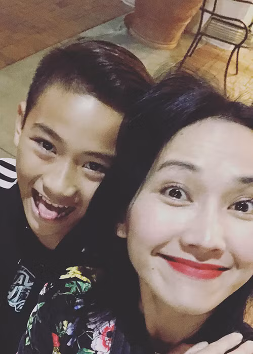 Kim Hiền tiết lộ con trai hỗ trợ cô chụp hình cho phim.