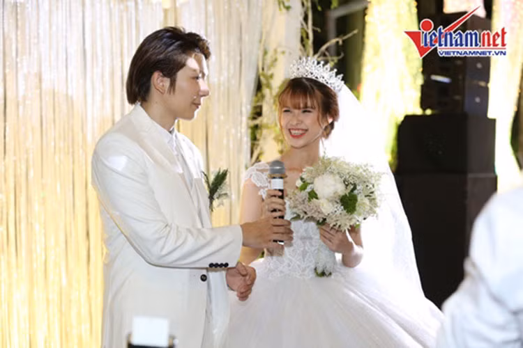 Giữ kín về thời gian diễn ra hôn lễ, cặp đôi chị em này bất ngờ tổ chức đám cưới vào ngày 23/11/2017. Ảnh: Vietnamnet