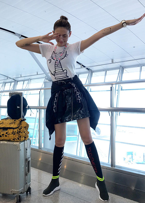 Võ Hoàng Yến ăn mặc trẻ trung, năng động khi đáp chuyến bay đến Mỹ.