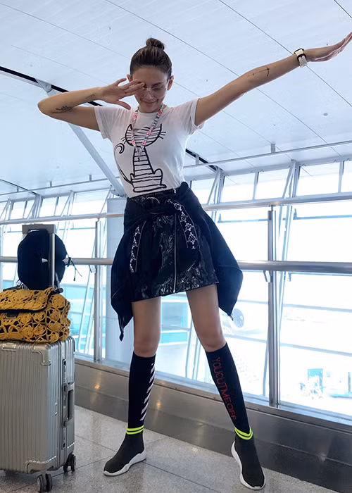 Võ Hoàng Yến ăn mặc trẻ trung, năng động khi đáp chuyến bay đến Mỹ.