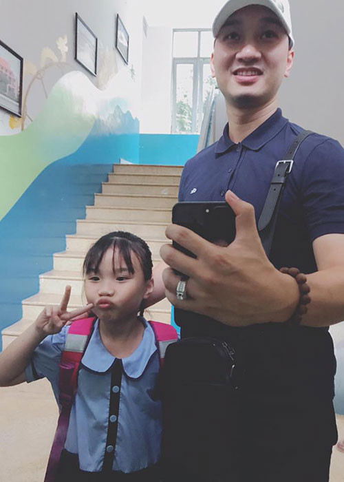 Khoảnh khắc bình yên, hạnh phúc của nam MC bên con gái của mình.