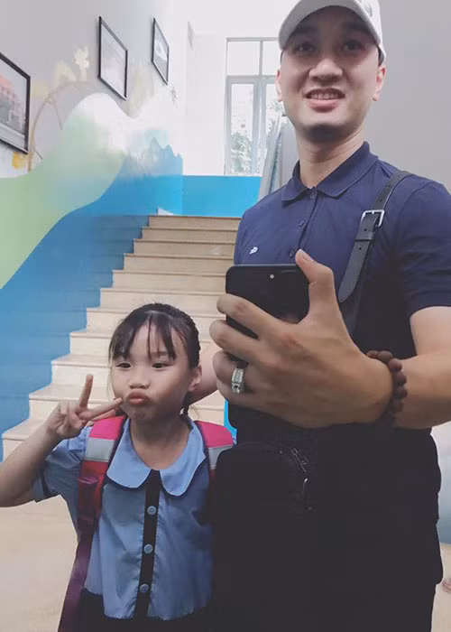 Khoảnh khắc bình yên, hạnh phúc của nam MC bên con gái của mình.