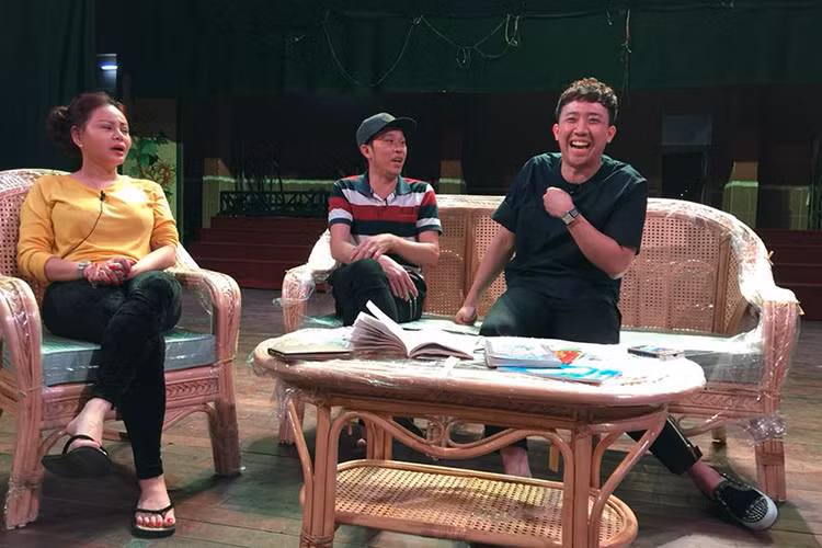 Hình ảnh mới nhất của Lê Giang khi cô tập kịch cùng Hoài Linh, Trấn Thành cho vở kịch Tết.