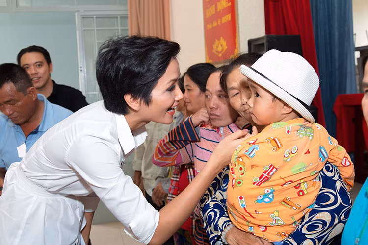 Những phần quà tuy không giá trị nhiều về mặt vật chất nhưng phần nào giúp người dân Long An có cái Tết ấm áp và đầy đủ hơn.