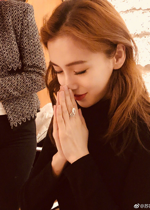 Angelababy mừng sinh nhật lần thứ 29 khi đang ở Paris, Pháp.