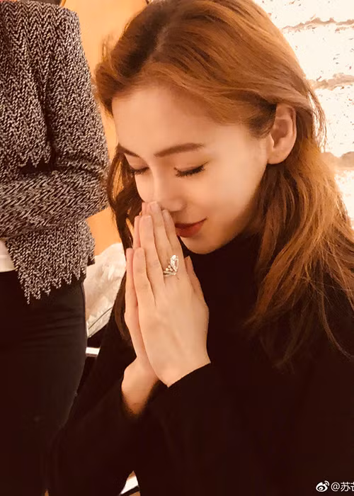 Angelababy mừng sinh nhật lần thứ 29 khi đang ở Paris, Pháp.