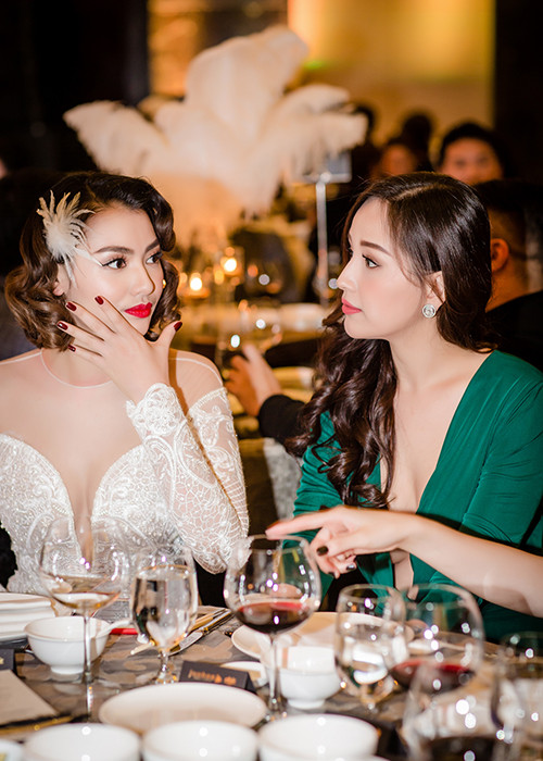 Mỗi khi xuất hiện, Mai Phương Thúy đều gây chú ý bởi sự đầu tư kỹ lưỡng cho hình ảnh từ trang điểm đến váy áo. Cô hiện trung thành với phong cách gợi cảm.