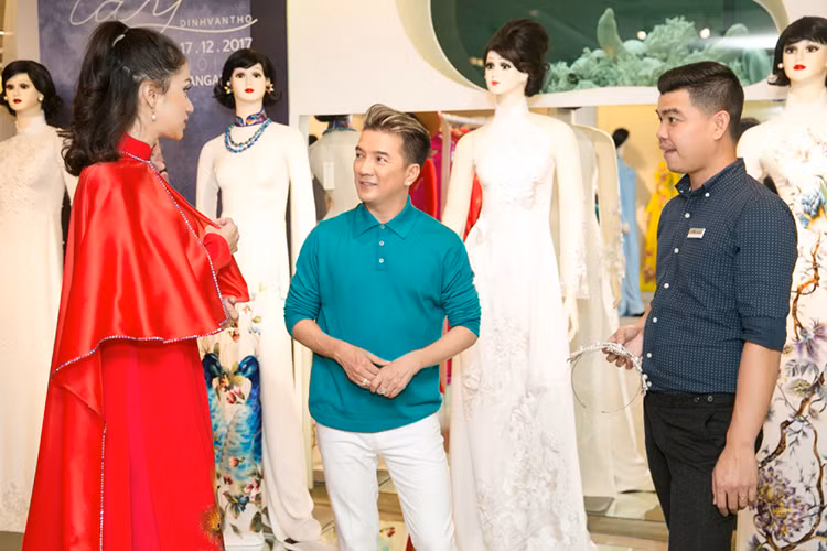 Tranh thủ thời gian rảnh cuối năm, Hương Giang vừa có buổi chọn lựa và thử áo dài với sự tư vấn trực tiếp của Đàm Vĩnh Hưng. Dù bận rộn “chạy show” trong và ngoài nước nhưng nam ca sĩ vẫn dành thời gian để hỗ trợ hết mình cho đàn em.