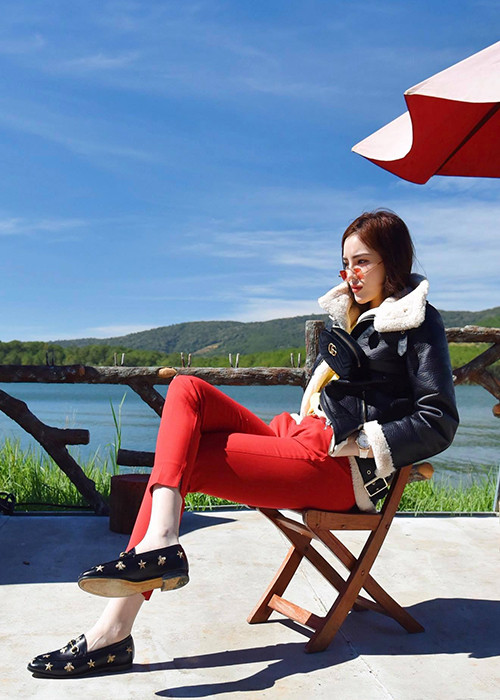 Tạo dáng chụp ảnh, Kỳ Duyên thường xuyên để mặt lạnh thay vì tươi cười như trước đây. Ảnh: FBNV