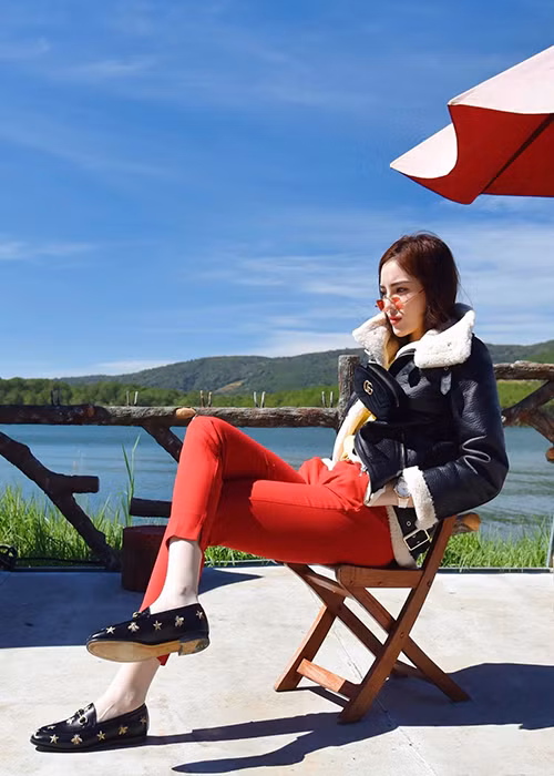 Tạo dáng chụp ảnh, Kỳ Duyên thường xuyên để mặt lạnh thay vì tươi cười như trước đây. Ảnh: FBNV