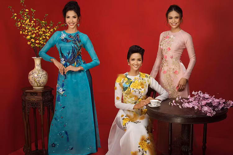 Giữa không khí rộn ràng chào đón năm mới, Hoa hậu H’hen Niê cùng 2 á hậu Hoàng Thùy và Mâu Thủy đã gửi đến khán giả bộ ảnh mới.