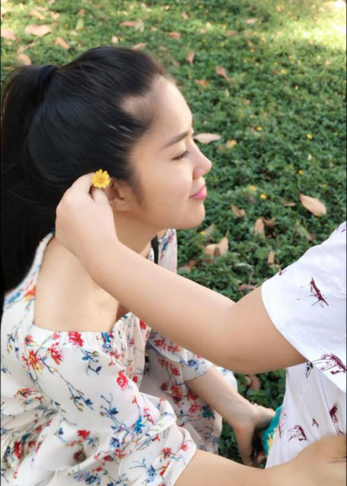 Lê Phương bày tỏ cảm thấy tuyệt vời: “Cứ thấy hoa là ảnh sẽ hái tặng mẹ, và sau đó cài lên tóc mẹ vậy đó. Đẹp nhẹ nhàng, mà nao lòng khó tả”.