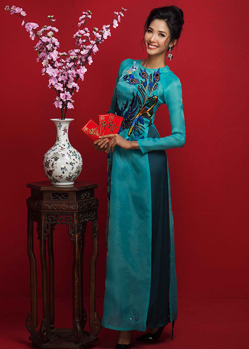 Hoàng Thùy và Mâu Thủy lại chọn áo xanh, áo hồng đơn giản.