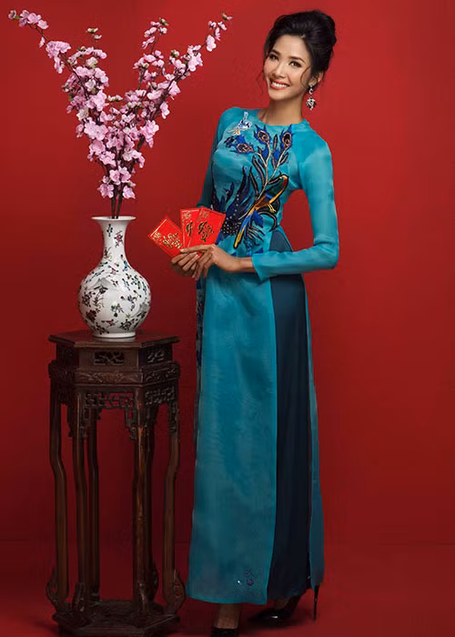 Hoàng Thùy và Mâu Thủy lại chọn áo xanh, áo hồng đơn giản.