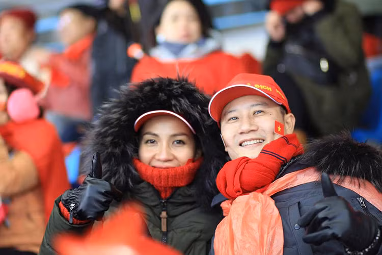 Hoàng Bách chia sẻ kỷ niệm giữa anh và vợ: “1h trưa ngày 3/2/2004, chúng tớ có buổi hẹn hò đầu tiên. 14 năm rồi, và chúng tớ vẫn tiếp tục hẹn hò với nhau, khắp thế giới. Vẫn yêu, vẫn tranh cãi, vẫn giận, vẫn hờn, vẫn muốn, vẫn cần nhau”.