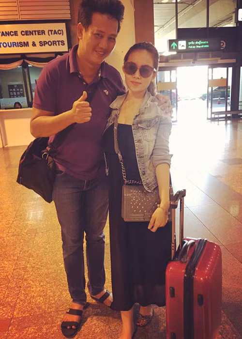 Trên trang cá nhân, vợ của Lê Nam bày tỏ cô cảm thấy rất buồn, đêm nào cũng khóc vì lo lắng cho sức khỏe của chồng. “Chỉ biết nhìn qua hình ảnh để cập nhật thông tin, sợ anh có chuyện gì thì ba mẹ con biết phải làm sao”, cô tâm sự.