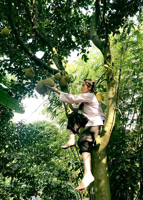 Nhật Kim Anh đăng tải hình ảnh nhí nhảnh ở hậu trường đóng phim.