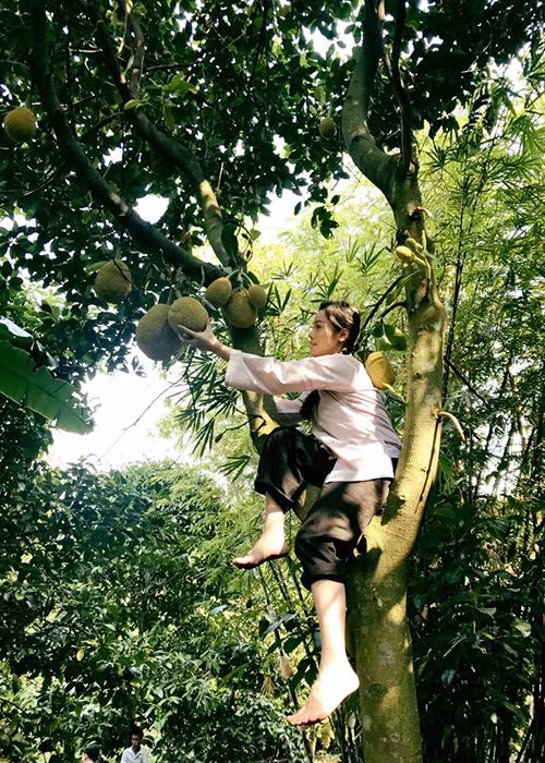 Nhật Kim Anh đăng tải hình ảnh nhí nhảnh ở hậu trường đóng phim.