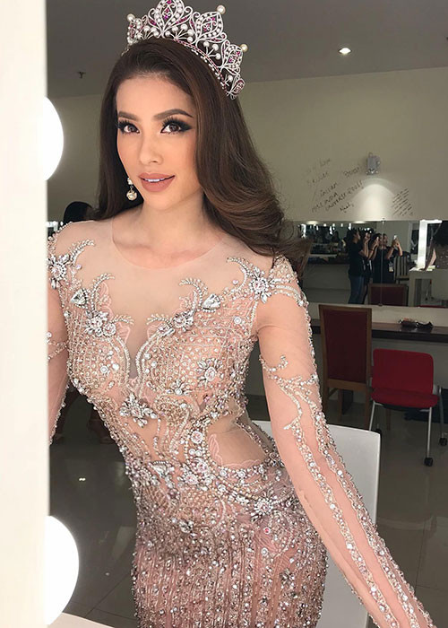 Diện thiết kế ôm sát cơ thể, nàng hậu sinh năm 1991 khiến người đối diện khó rời mắt. Ảnh: FBNV