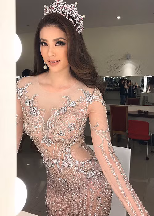 Diện thiết kế ôm sát cơ thể, nàng hậu sinh năm 1991 khiến người đối diện khó rời mắt. Ảnh: FBNV