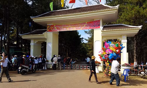 Trước khi châm lửa đốt xe rồi lao xuống vực, tài xế đã tông bay cổng rào chắn.