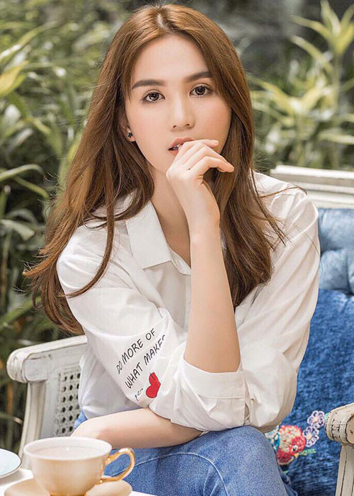 Không cần phải khoe da thịt nhiều, Ngọc Trinh vẫn thu hút sự chú ý.