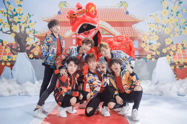 MV "Tết đến thật rồi" được khen bởi phần ca từ ý nghĩa, giai điệu bắt tai và đoạn rap hài hước: “Sếp thương em mà trả lương để cho em còn về với quê hương”. Ảnh: Saostar